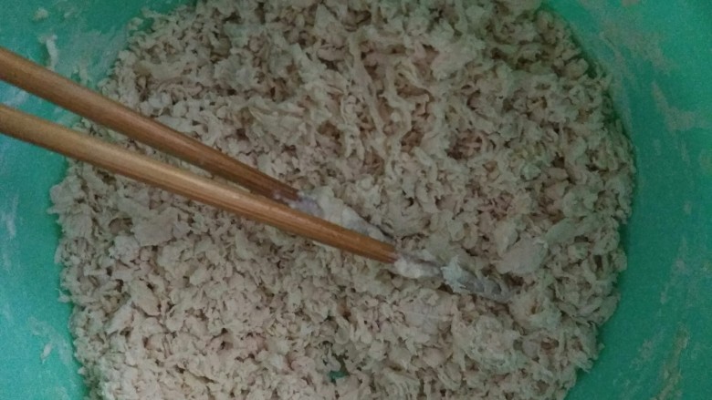 一碗汤+西红柿鸡蛋疙瘩汤,等水开的过程可以做面疙瘩,每次少量加水,用筷子搅匀,做成均匀的面疙瘩,喜欢大块的可以一次多加水,喜欢碎碎的就每次少加一点。搅成没有明显的<a style='color:red;display:inline-block;' href='/shicai/ 519'>面粉</a>颗粒就好。