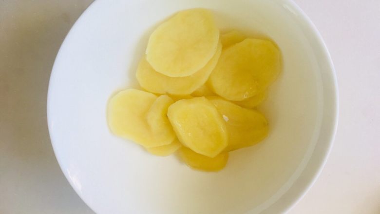 多彩土豆泥沙拉,找一个大碗,放入蒸好的土豆片