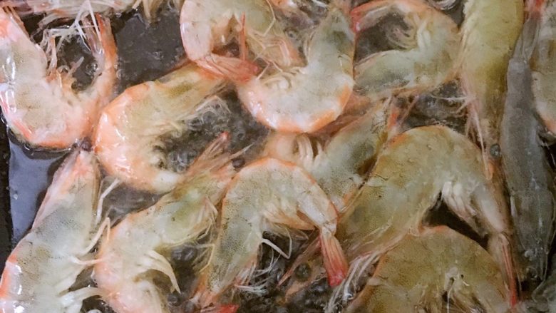 油焖大虾,放入虾,小心点,小心油烫到手。