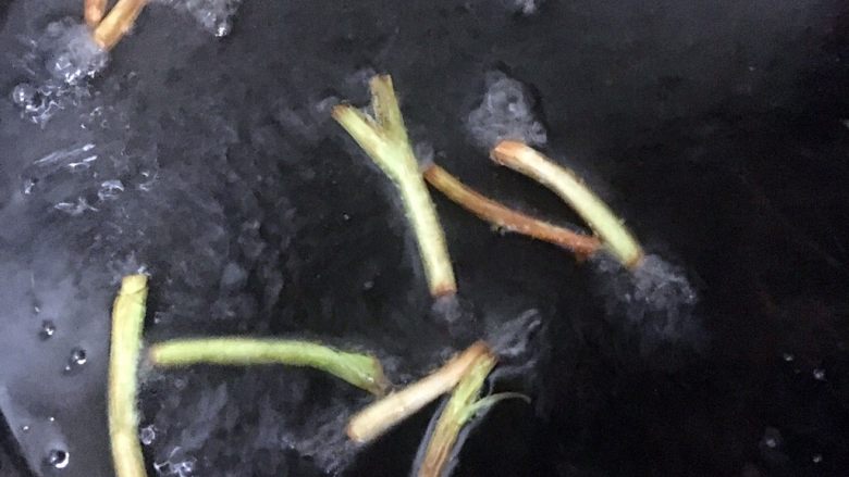 油焖大虾,放入葱白爆炒香变黄夹出。