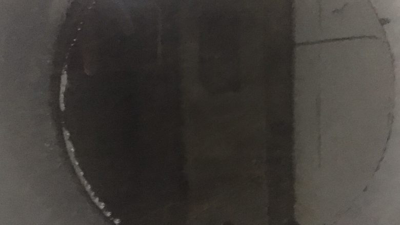 油焖大虾,锅中倒入油烧热