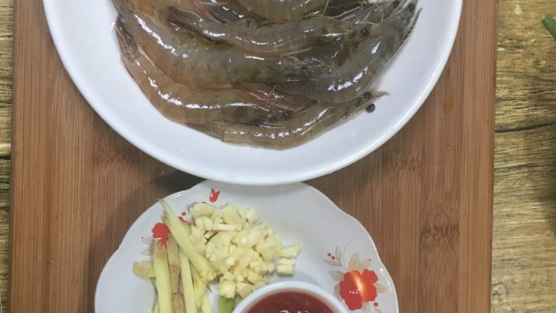 油焖大虾,全部处理好之后，洗净，<a style='color:red;display:inline-block;' href='/shicai/ 2794'>大蒜</a>.<a style='color:red;display:inline-block;' href='/shicai/ 2800'>生姜</a>.<a style='color:red;display:inline-block;' href='/shicai/ 163'>葱白</a>都切好，<a style='color:red;display:inline-block;' href='/shicai/ 699'>番茄酱</a>准备好。

