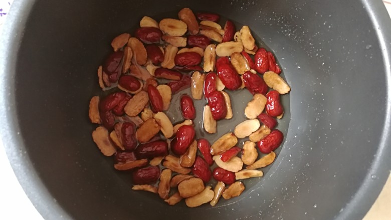 #甜味#红枣戚风蛋糕,放在锅中加一点点水,将红枣煮熟。