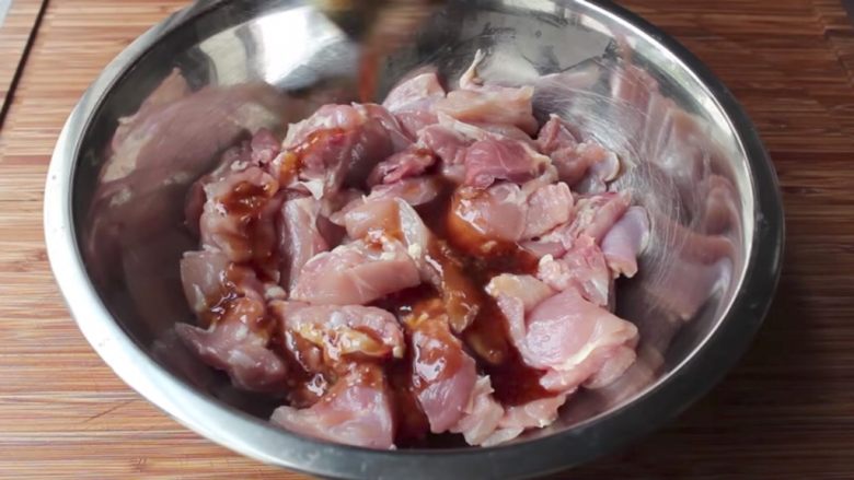 快速简单,家常辣味焦糖鸡,酱汁所需的材料全部混匀,然后倒入切好的鸡腿肉中腌制5-10分钟,留一部分等会炒的时候用