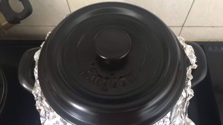 坤博砂锅烤红薯,我买的红薯个头比较大,一共翻了4次,关火后又焖了一阵子。
