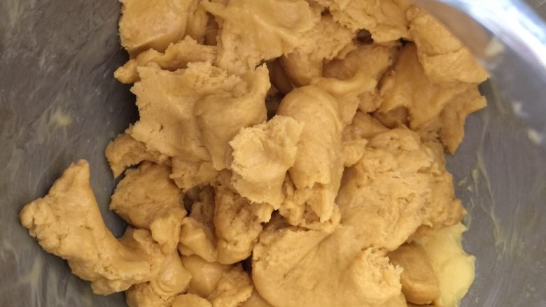 芝香南瓜黄金软包,想要时间快一点的话可以把面团撕碎来,好让面团更快更容易吸收黄油