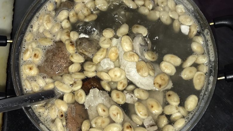 一碗汤 蚝豉粉葛牛尾鱼汤,除了鱼外,所有材料放入锅里,加入1.5升水,明火煮沸。
