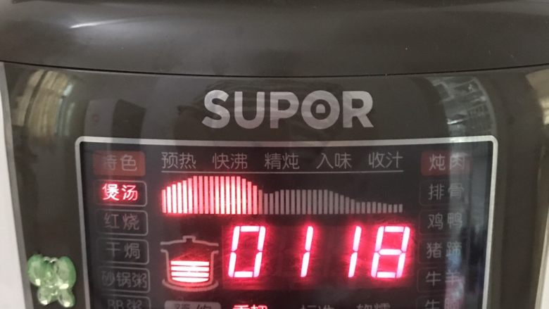 一碗汤 紫苏斑鱼汤,盖盖,按下快速沸腾键,它十分钟后会自动熄灭。煲1个小时就可以了