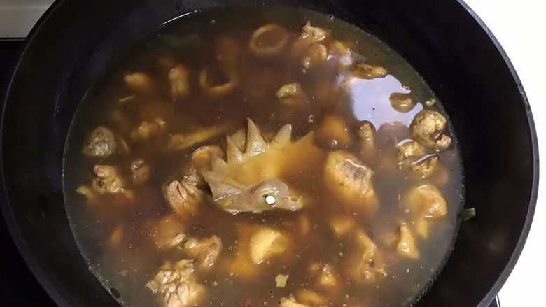 红烧柴鸡块,把柴鸡块冷水下锅,水开后焯水5分钟