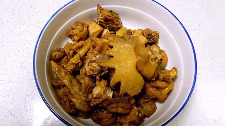 红烧柴鸡块,柴鸡炒好后捞出来,沥干水分