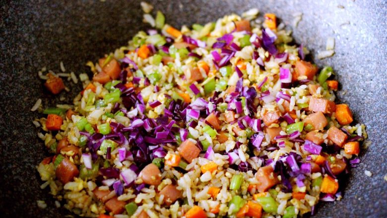 #咸味#芹菜蚝油蛋炒饭,翻炒均匀即可关火