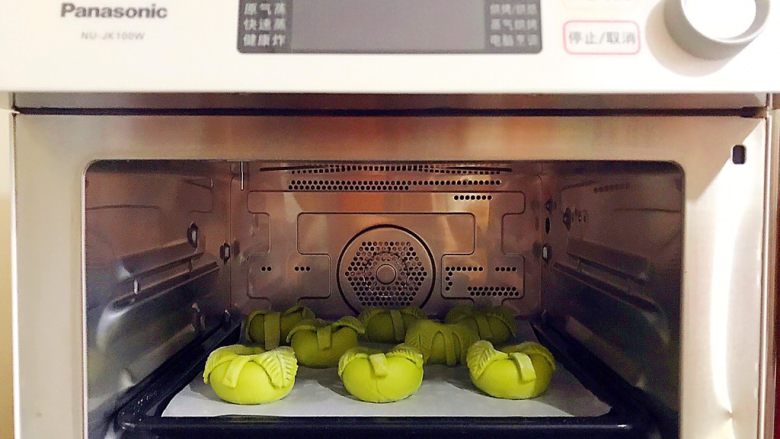 一次发酵~松软好吃萌萌哒青苹果小馒头,放入蒸烤箱,选择恒温发酵功能,20分钟!
如果你没有蒸烤箱,可以用烤箱发酵,发酵到1.5倍大就可以了!
现在天气热,室温发酵也是可以的,就是慢了一点!