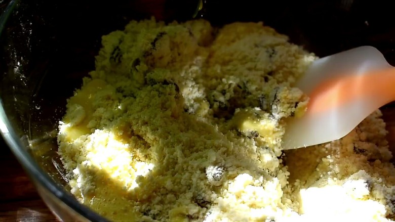 提子酸奶司康饼,用橡皮刮刀翻拌,不要有干粉颗粒