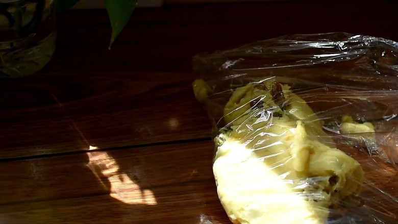 提子酸奶司康饼,翻拌成团,我们用保鲜膜包裹住