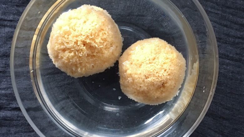养颜银耳羹,食材处理: 雪耳提前半个小时泡发