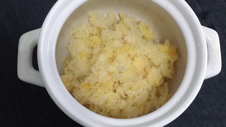 养颜银耳羹,将泡好的雪耳碎放进砂锅(熬银耳羹之类的最好用瓷锅或者砂锅 也可以用不锈钢锅 尽量不要使用铁锅 以免铁离子与其中的成分发生化学反应影响疗效)