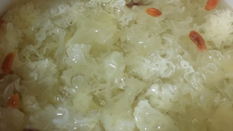 养颜银耳羹,小火慢炖45分钟(期间需要多次搅拌以免糊锅溢锅)