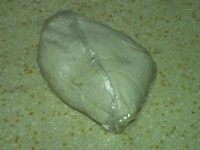 火腿批萨,解冻后的面团放至室温,回温30分钟