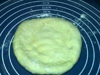 火腿批萨,按成中间薄,边缘厚的饼坯