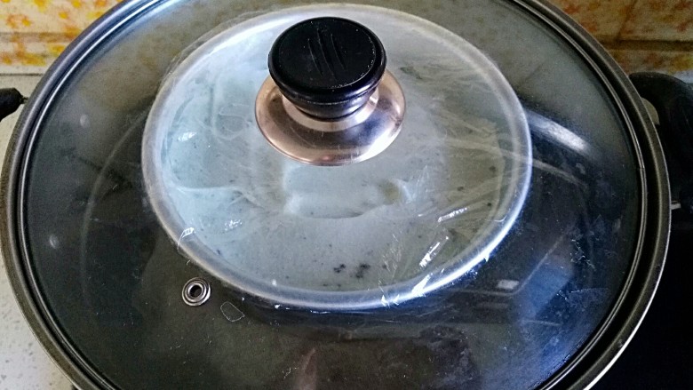 小Baby之所爱——
紫薯蒸蛋糕,模具盖保鲜膜冷水入锅中大火蒸30分钟
关火后闷3-5分钟
(火太小会导致蛋糕不够松软)