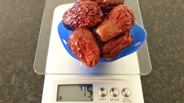 一碗汤#养颜滋补之红枣桂圆汤,75g的大红枣,