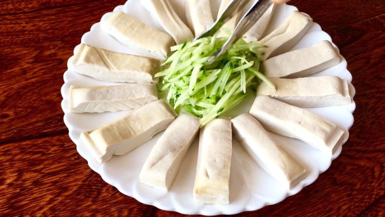 口水白豆干,装盘 黄瓜丝放入(可根据自己的喜好摆盘)