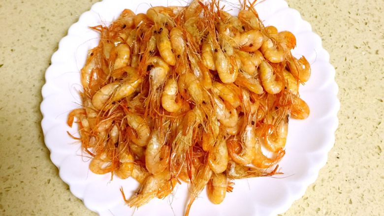 油爆小河虾,用漏勺捞出。