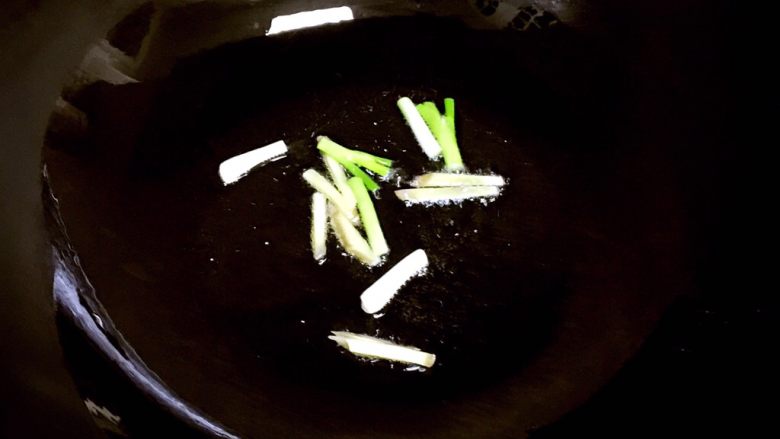 油爆小河虾,热锅冷油,爆香姜丝和葱白段。