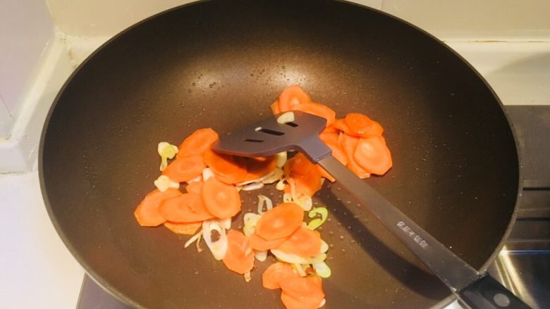 木须肉木有肉,放入胡萝卜片,翻炒至微软