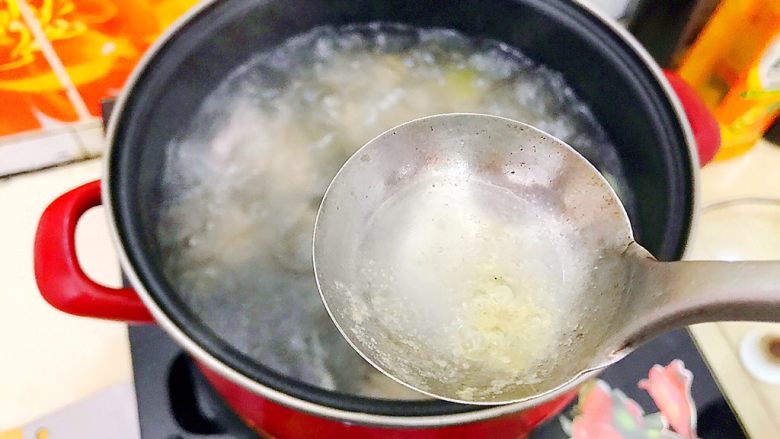 妈妈的味道～西红柿土豆排骨汤,用勺子撇去浮沫！
