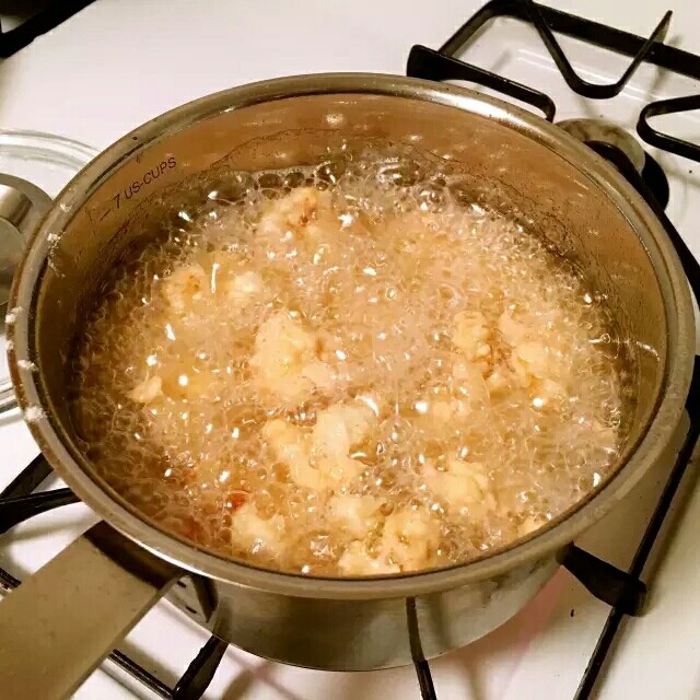 日式鸡腿,准备花生油。把裹好的鸡腿待油温冒泡时把鸡腿肉炸鸡炸至金黄 记住炸至的过程中火候不要太大稳火慢炸到金黄捞出。