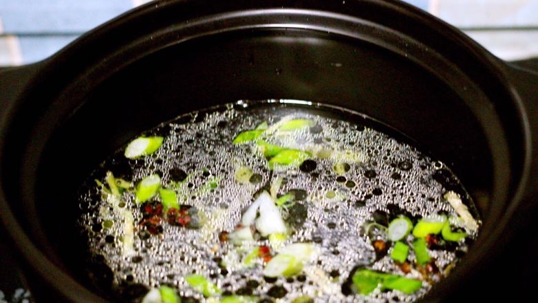 一碗汤+海鲜豆腐鸡蛋煲,倒入适量清水、大火烧开