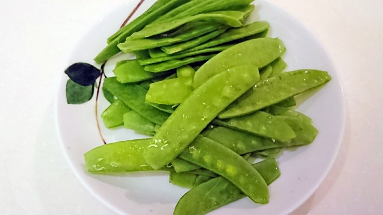 日式芝麻芥末炒雞肉,荷蘭豆去蒂去絲，洗淨備用。