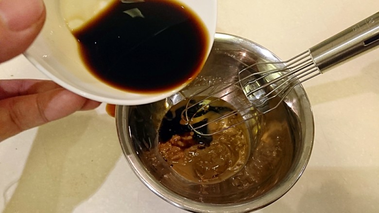 日式芝麻芥末炒雞肉,2T白芝麻醬+半杯萬年醬油,仔細的拌開拌勻。