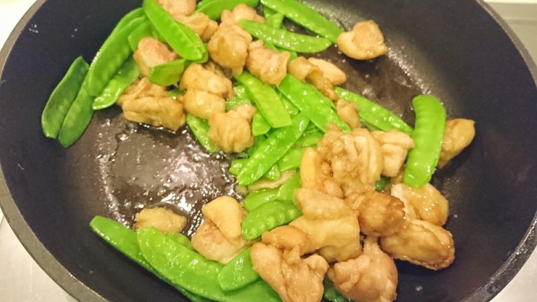 日式芝麻芥末炒雞肉,掀蓋後拌炒下就可以起鍋擺盤!