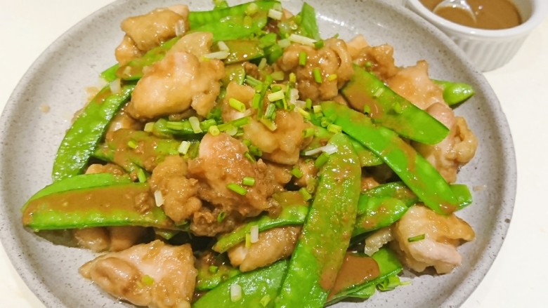日式芝麻芥末炒雞肉,淋上芝麻芥末醬,撒上小蔥,完成!