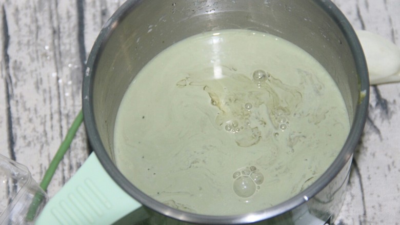 抹茶蜜豆冰布丁,吉利丁片放入抹茶和牛奶溶液中,融化