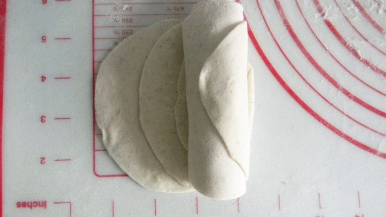 全麦玫瑰馒头,从花心一端卷起,尽量卷紧