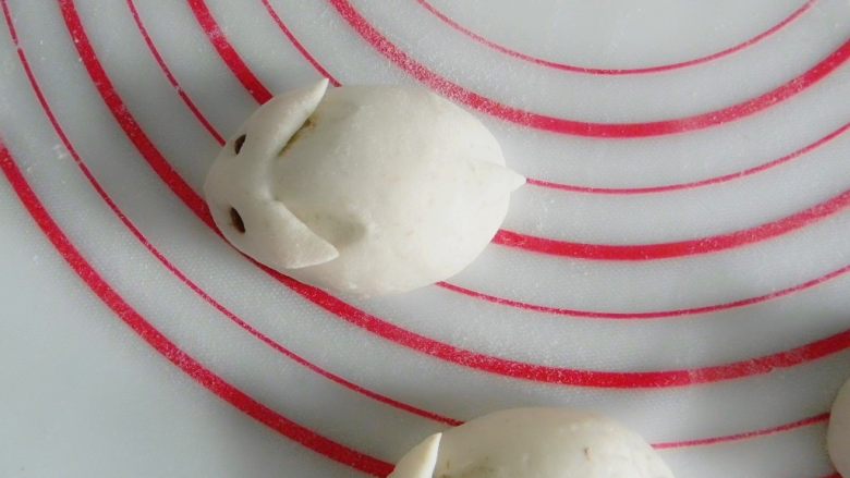 全麦玫瑰馒头,
用两个红豆做兔子眼睛,
可以在面团大头一面再剪出个兔子的小尾巴