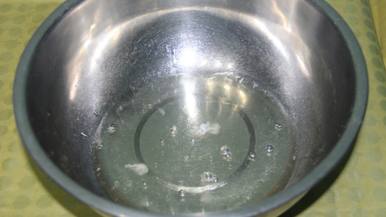 红丝绒戚风蛋糕,蛋白放到一个比较大的盆中,方便打发