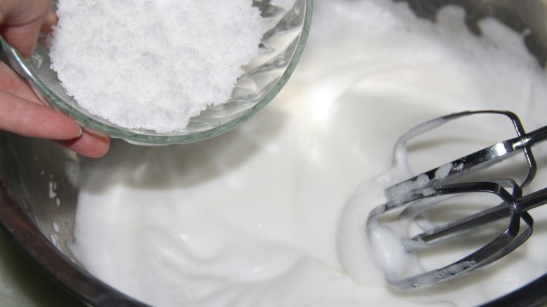 红丝绒戚风蛋糕,继续低速打发蛋白,蛋白呈现蓬松状态,放入另外三分之一的糖