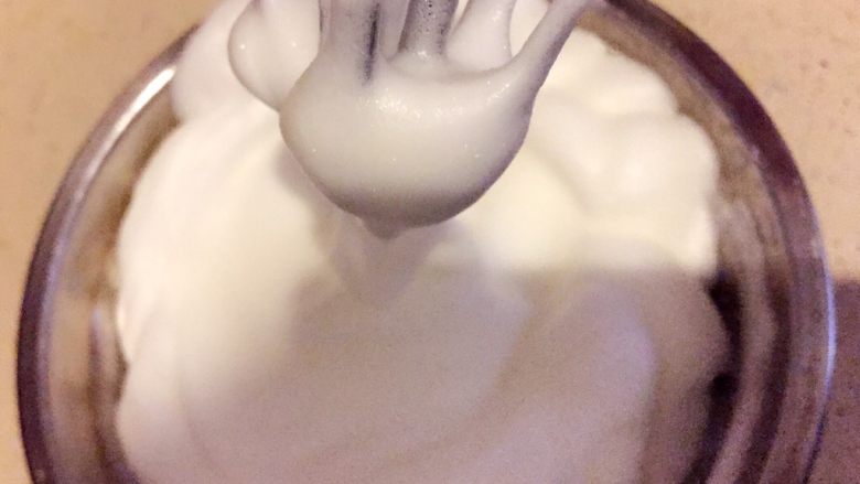 紫薯蛋糕卷,然后再倒入糖粉打发,打发成可以提起小尖尖不滴落即可