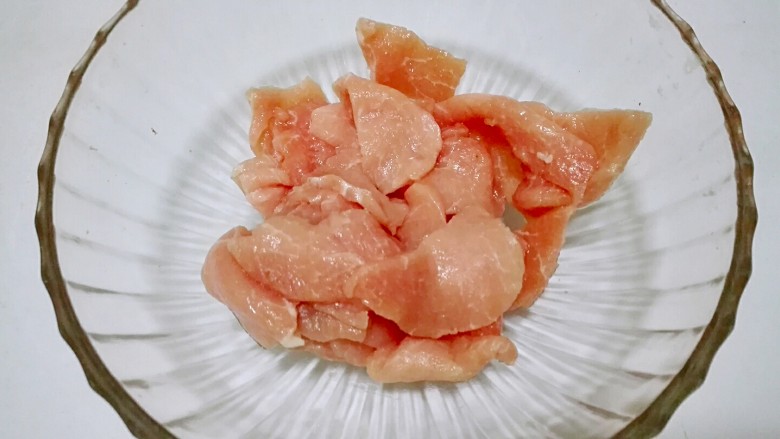 臀尖肉片冬瓜汤,猪坐臀肉切片盛碗里