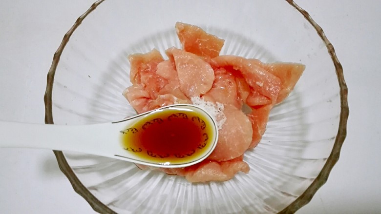 臀尖肉片冬瓜汤,两大勺<a style='color:red;display:inline-block;' href='/shicai/ 718'>料酒</a>。用筷子搅拌均匀