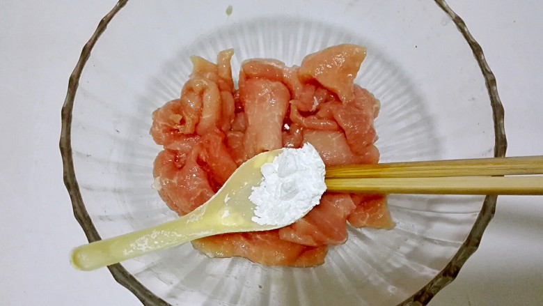 臀尖肉片冬瓜汤,一大勺<a style='color:red;display:inline-block;' href='/shicai/ 512'>玉米淀粉</a>