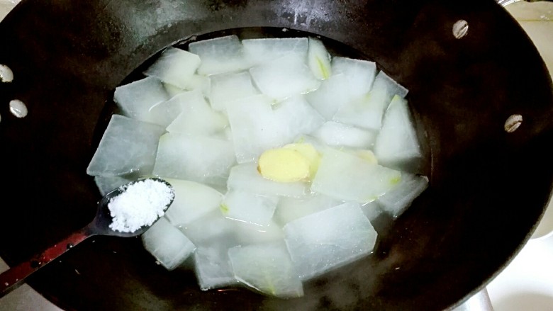 臀尖肉片冬瓜汤,大火烧开,调小火焖三分钟,看冬瓜变透明了,放一小勺盐搅匀,捞出冬瓜放碗里