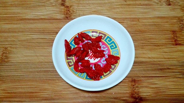 臀尖肉片冬瓜汤,<a style='color:red;display:inline-block;' href='/shicai/ 673'>枸杞</a>洗干净盛盘备用