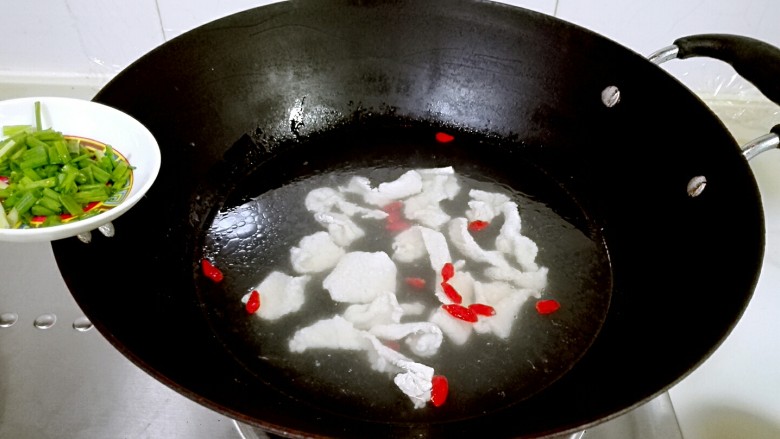 臀尖肉片冬瓜汤,撒葱花