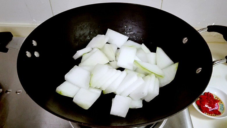 臀尖肉片冬瓜汤,冬瓜,姜片放进锅里放水