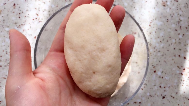 土豆水晶包子,来回搓圆至光滑;